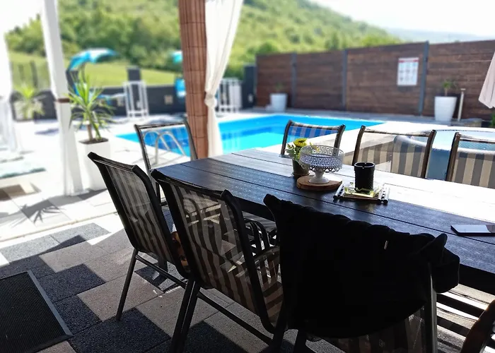 Holiday House White Hill