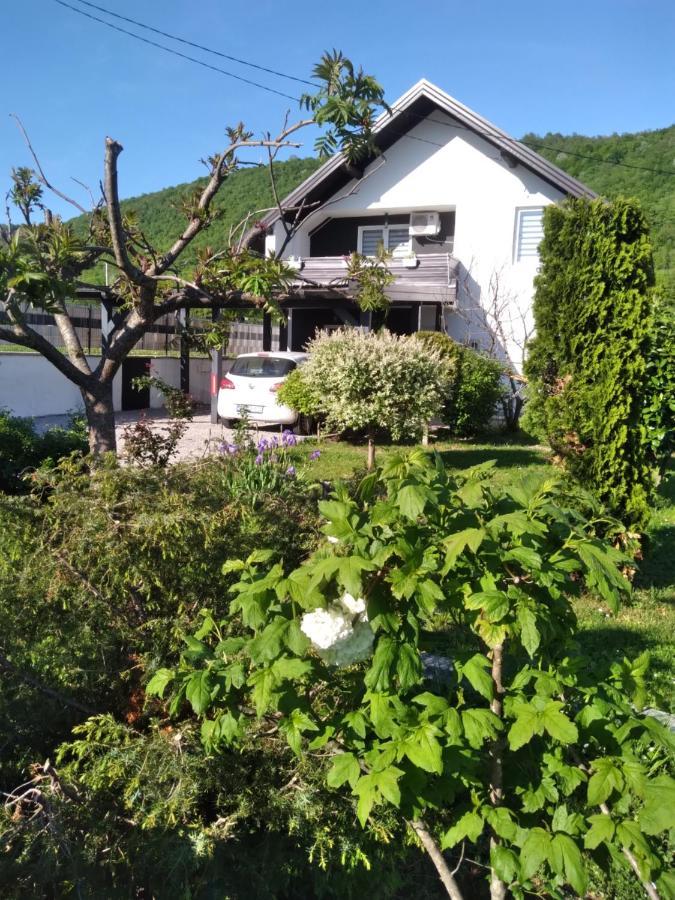 Holiday House White Hill